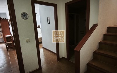 Amplio bungalow con piscina y pista de tenis comunitarios al lado del club de Golf.